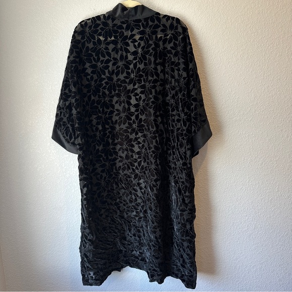 Victoria’s Secret Floral Appliqué Kimono Sz M/L - Picture 3 of 5